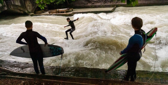 Serunya Berselancar di Kanal Eisbach