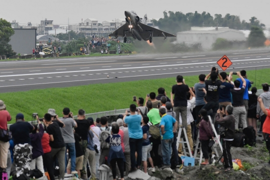 Latihan Militer, Jet Tempur Taiwan Mendarat di Jalan Raya