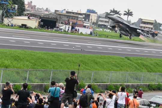 Latihan Militer, Jet Tempur Taiwan Mendarat di Jalan Raya