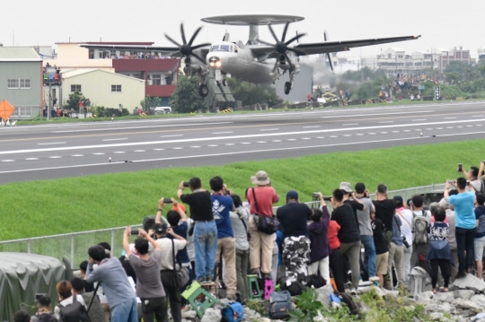 Latihan Militer, Jet Tempur Taiwan Mendarat di Jalan Raya