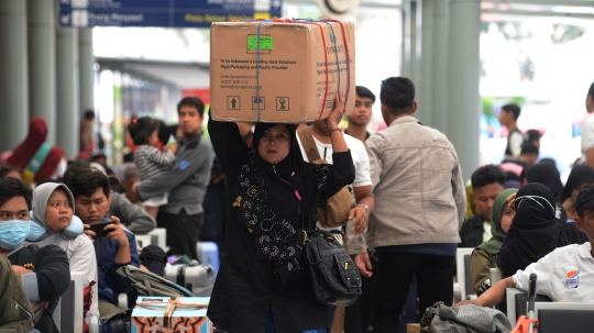 H-7 Lebaran, Pemudik Padati Stasiun Pasar Senen