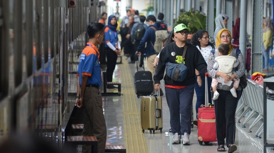 H-7 Lebaran, Pemudik Padati Stasiun Pasar Senen