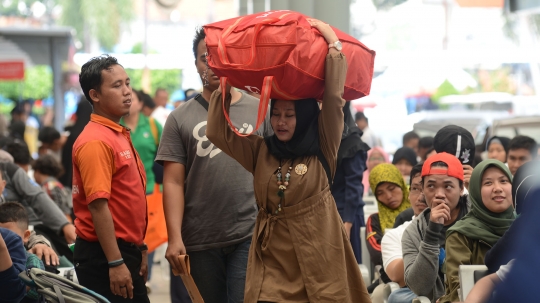 H-7 Lebaran, Pemudik Padati Stasiun Pasar Senen