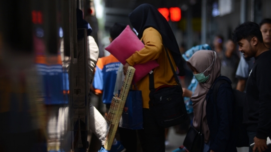 H-7 Lebaran, Pemudik Padati Stasiun Pasar Senen