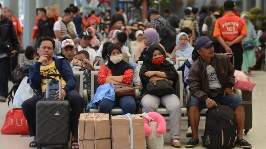 H-7 Lebaran, Pemudik Padati Stasiun Pasar Senen