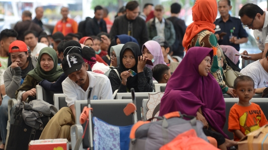 H-7 Lebaran, Pemudik Padati Stasiun Pasar Senen