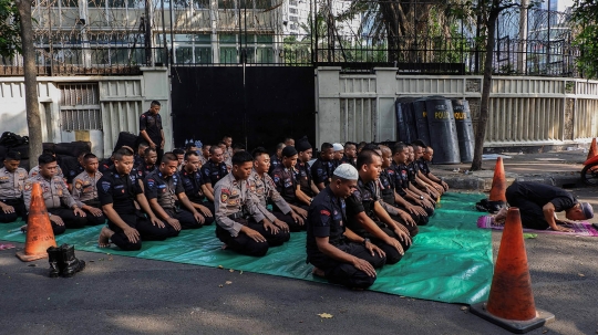 Melihat Pasukan Brimob Tunaikan Ibadah Solat di Tengah Pengamanan