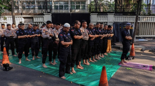 Melihat Pasukan Brimob Tunaikan Ibadah Solat di Tengah Pengamanan