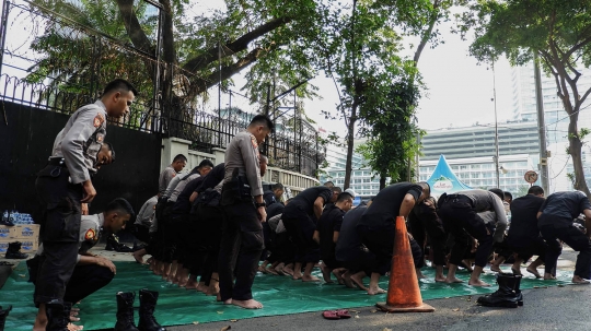 Melihat Pasukan Brimob Tunaikan Ibadah Solat di Tengah Pengamanan