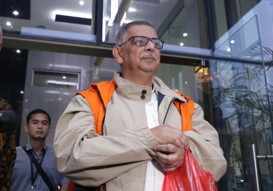 Sofyan Basir Keluar dari Gedung KPK Sambil Bawa Bungkusan