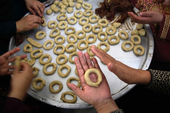 Intip Aktivitas Ibu-ibu Palestina Bikin Kue Tradisional Jelang Lebaran