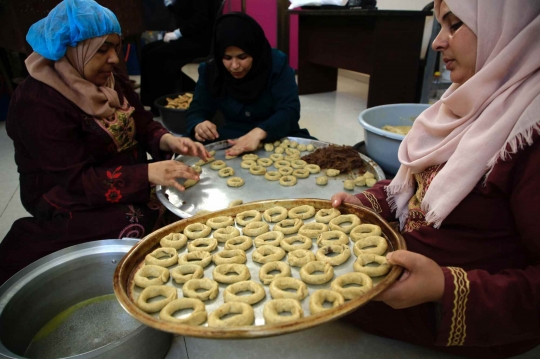 Intip Aktivitas Ibu-ibu Palestina Bikin Kue Tradisional Jelang Lebaran