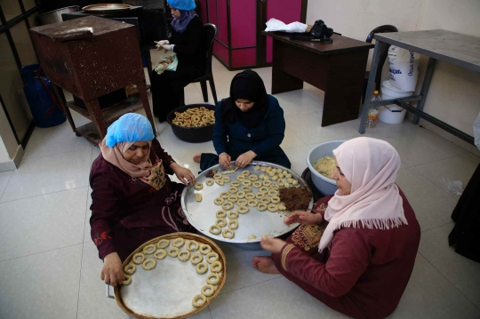 Intip Aktivitas Ibu-ibu Palestina Bikin Kue Tradisional Jelang Lebaran