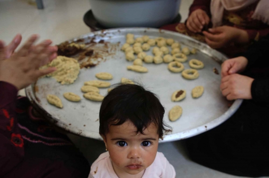 Intip Aktivitas Ibu-ibu Palestina Bikin Kue Tradisional Jelang Lebaran