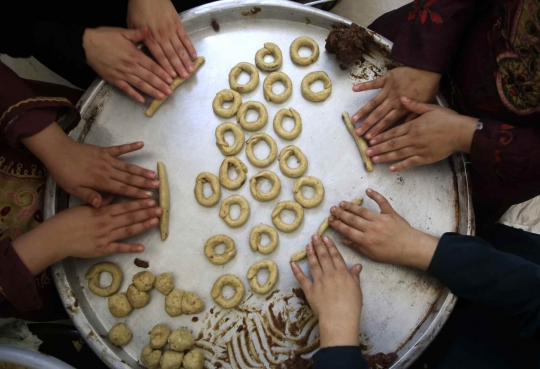 Intip Aktivitas Ibu-ibu Palestina Bikin Kue Tradisional Jelang Lebaran