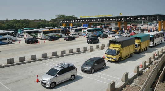 Suasana Gerbang Tol Cikampek Utama saat Sistem One Way Diberlakukan