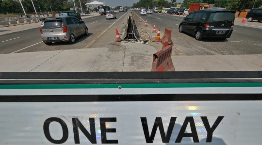 Suasana Gerbang Tol Cikampek Utama saat Sistem One Way Diberlakukan