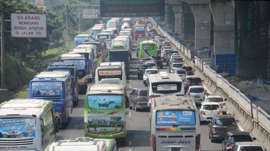 H-6 Lebaran, Tol Cikarang Mulai Alami Kemacetan