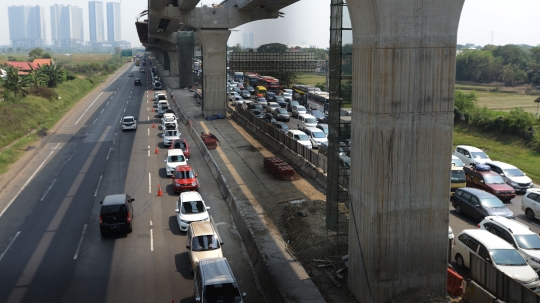 H-6 Lebaran, Tol Cikarang Mulai Alami Kemacetan