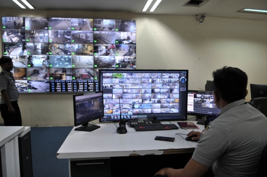 Melihat Ruang Monitor CCTV Terminal Pulogebang