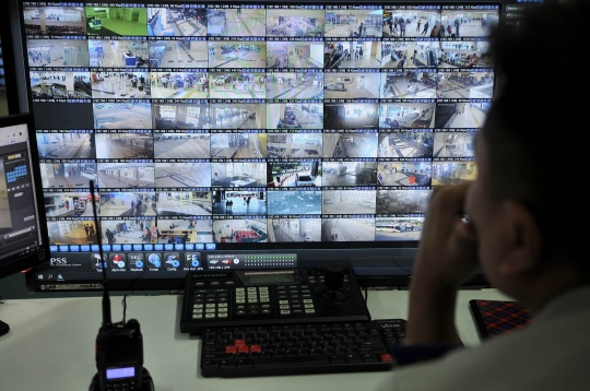 Melihat Ruang Monitor CCTV Terminal Pulogebang