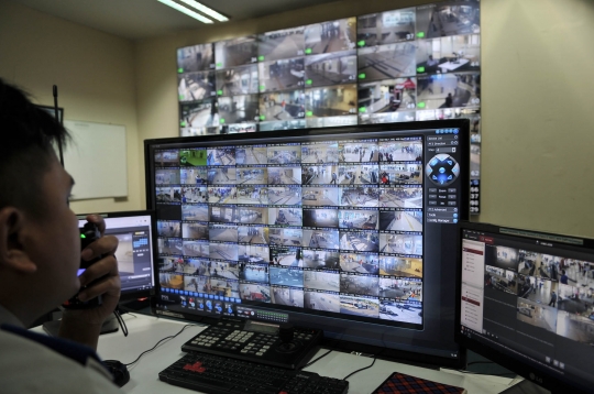 Melihat Ruang Monitor CCTV Terminal Pulogebang