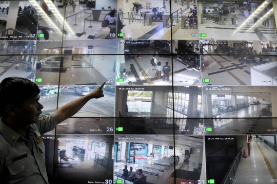 Melihat Ruang Monitor CCTV Terminal Pulogebang