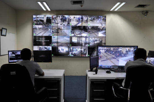 Melihat Ruang Monitor CCTV Terminal Pulogebang