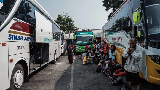 Suasana Arus Mudik di Terminal Kalideres