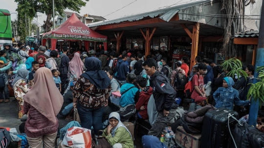 Suasana Arus Mudik di Terminal Kalideres