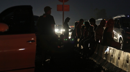 Pemudik Buka Puasa di Jalan Tol