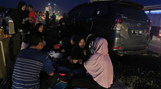 Pemudik Buka Puasa di Jalan Tol