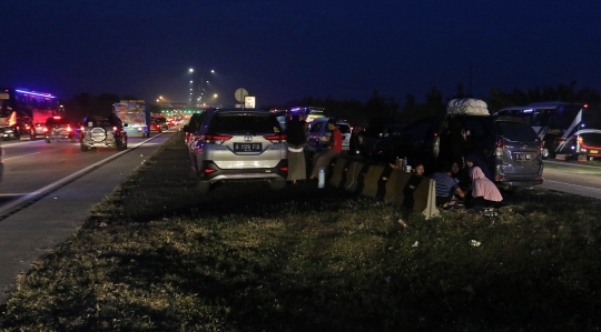 Pemudik Buka Puasa di Jalan Tol