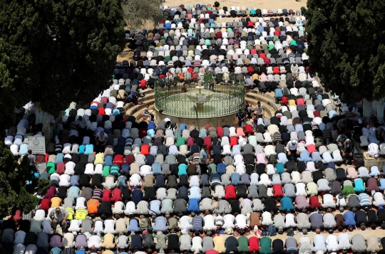 Suasana Salat Jumat Terakhir Bulan Ramadan di Yerusalem