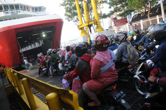 Pemudik Bersepeda Motor Penuhi Pelabuhan Merak
