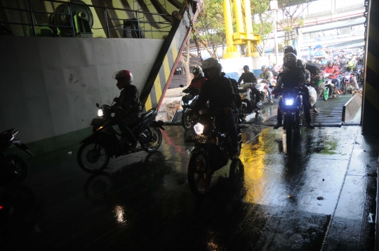 Pemudik Bersepeda Motor Penuhi Pelabuhan Merak