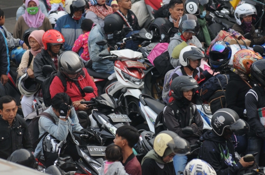 Pemudik Bersepeda Motor Penuhi Pelabuhan Merak