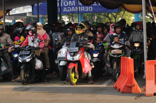 Pemudik Bersepeda Motor Penuhi Pelabuhan Merak