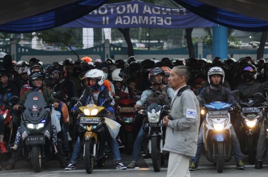 Pemudik Bersepeda Motor Penuhi Pelabuhan Merak