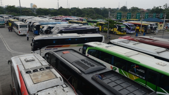 Suasana Arus Mudik di Terminal Pulogebang