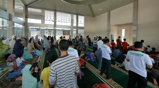 Pemudik Istirahat Sejenak di Rest Area KM 228