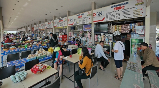 Pemudik Istirahat Sejenak di Rest Area KM 228