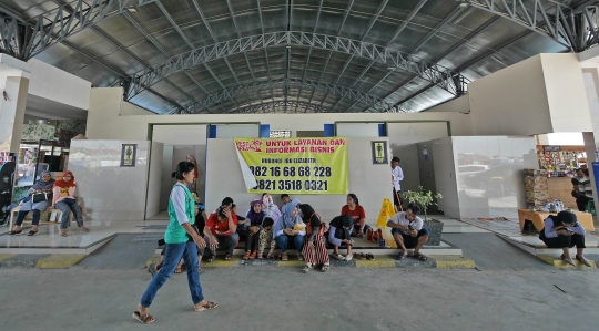 Pemudik Istirahat Sejenak di Rest Area KM 228