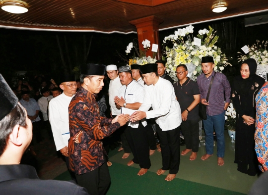 Presiden Jokowi Melayat Ani Yudhoyono di Cikeas