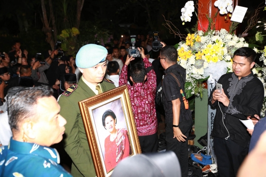 Presiden Jokowi Melayat Ani Yudhoyono di Cikeas