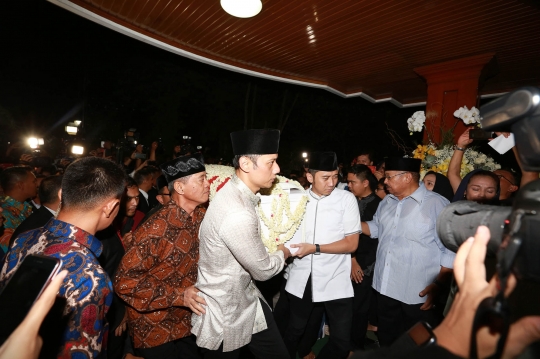 Presiden Jokowi Melayat Ani Yudhoyono di Cikeas