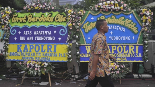Karangan Bunga untuk Ani Yudhoyono Hiasi Puri Cikeas