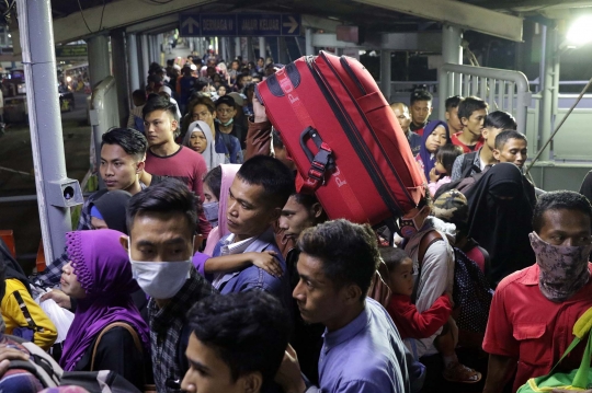 Begini Kepadatan Pemudik di Pelabuhan Merak