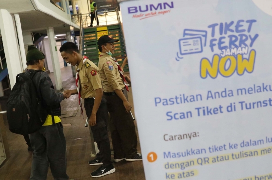 Aksi Pramuka Bantu Pemudik di Pelabuhan Merak