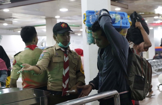 Aksi Pramuka Bantu Pemudik di Pelabuhan Merak
